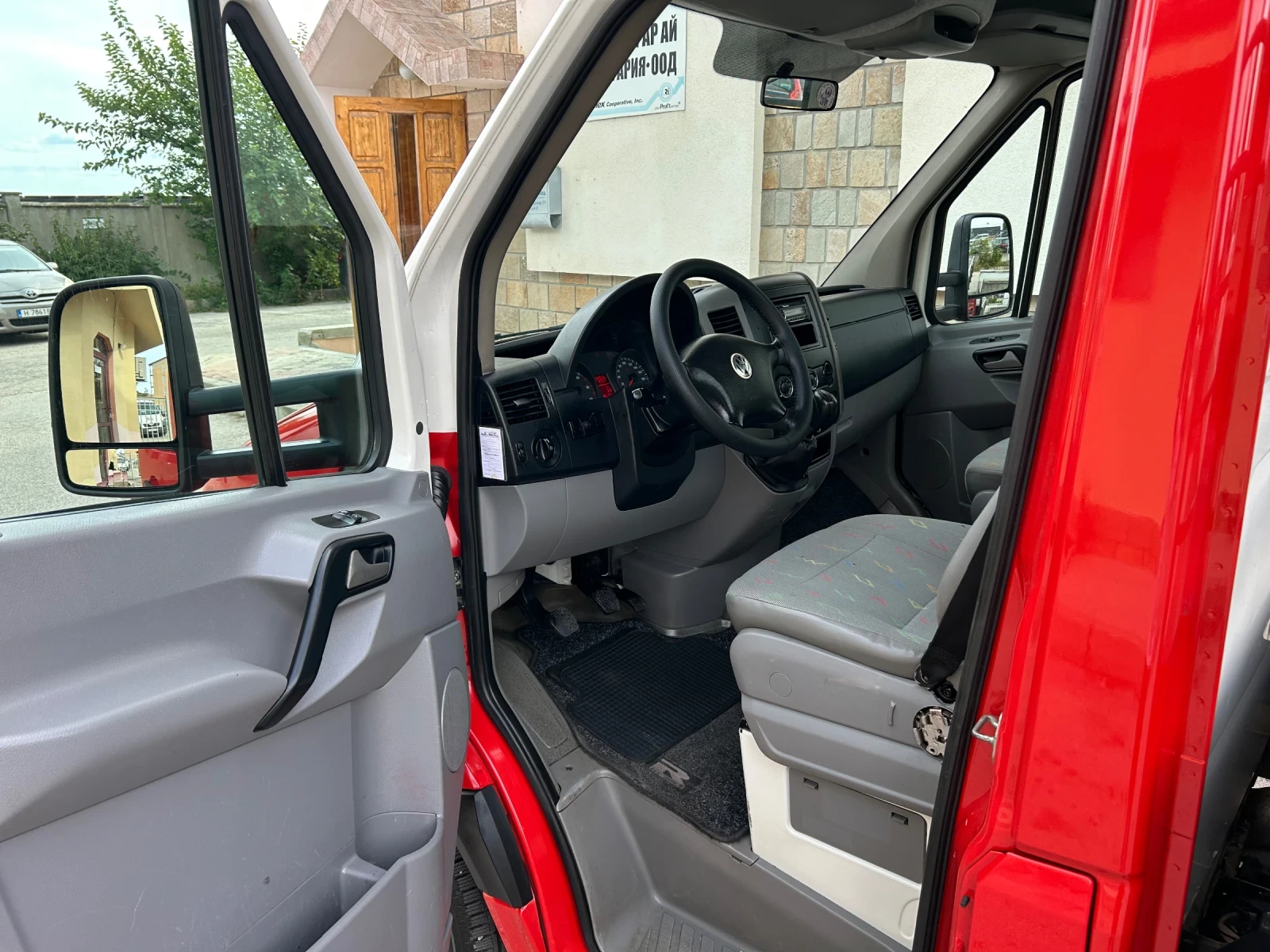 VW Crafter 2.5TDI КЛИМАТИК , снимка 9 - Бусове и автобуси - 56226337