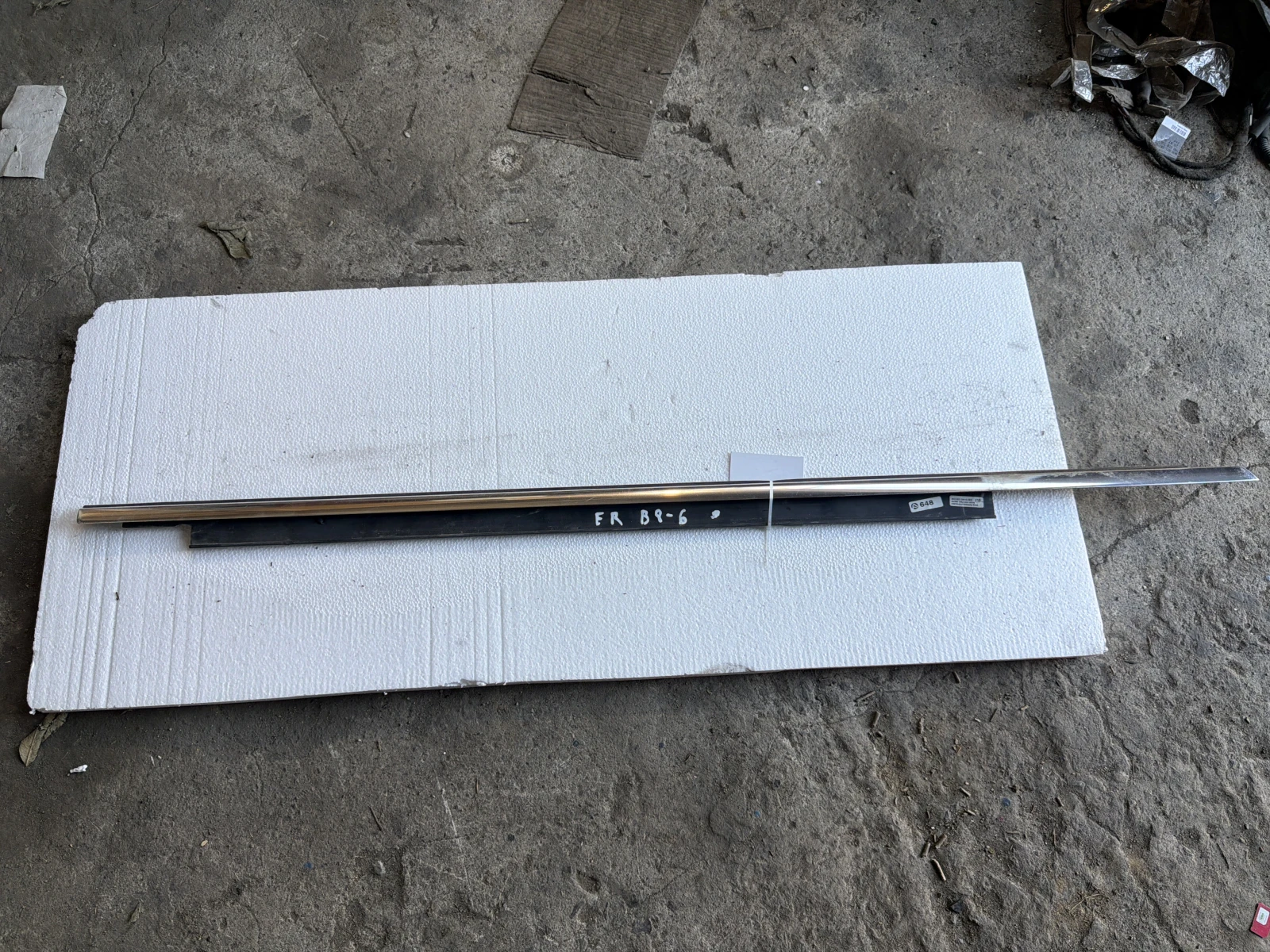 лайсна за (предна дясна врата) 8K0853284G Audi A4