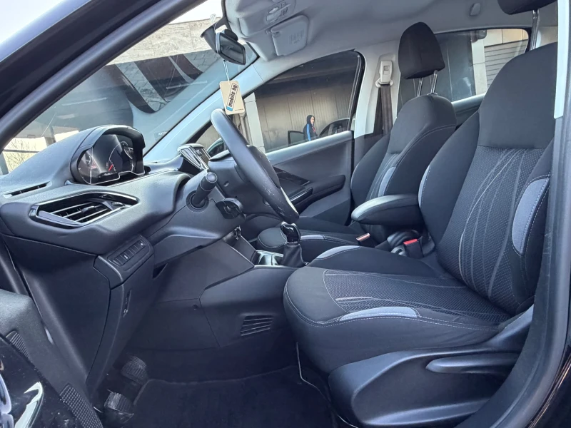 Peugeot 208 1, 2 i Klima Перфектна, снимка 11 - Автомобили и джипове - 53169329
