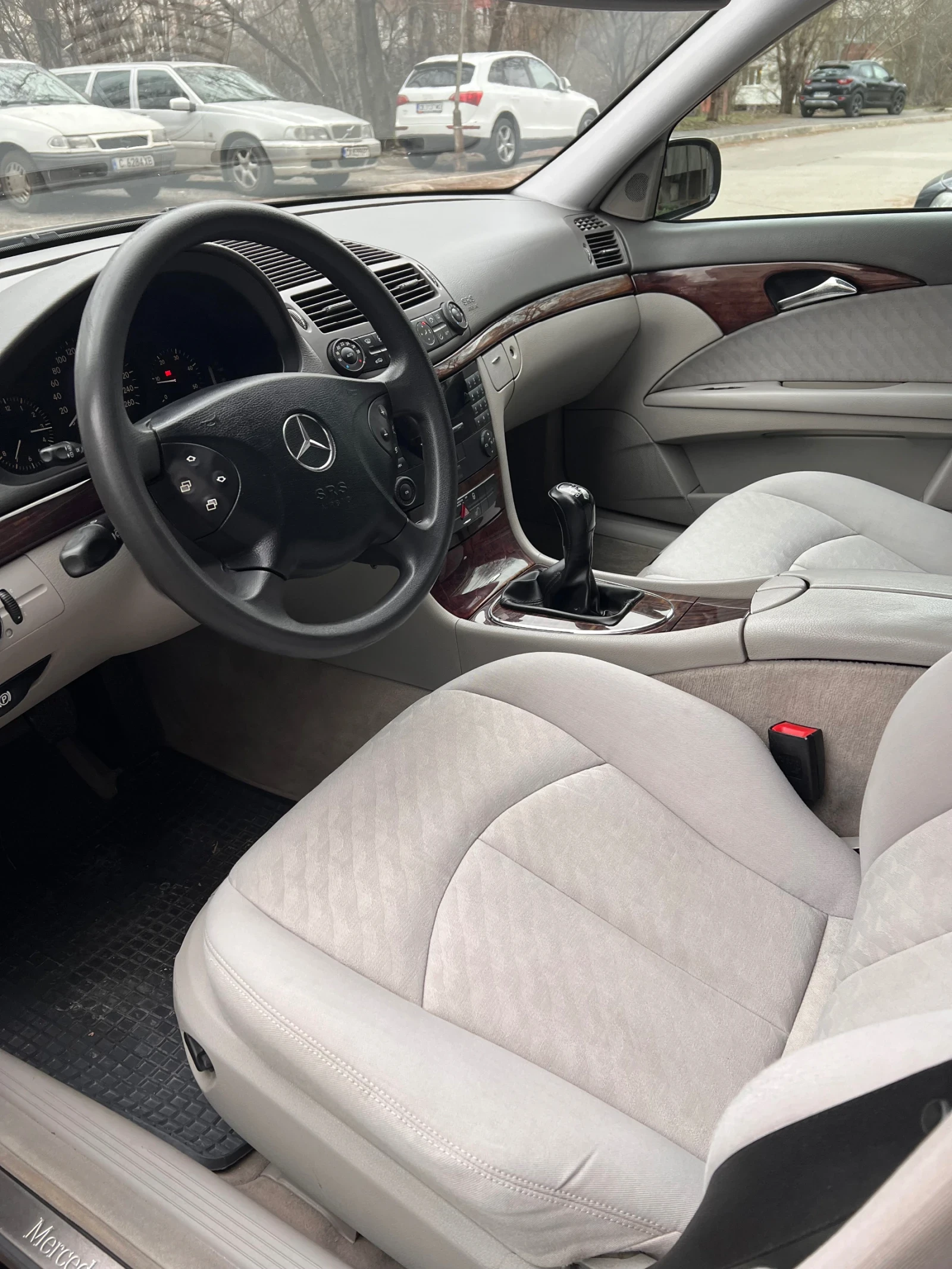 Mercedes-Benz E 270 2.7 CDI, снимка 11 - Автомобили и джипове - 53916455