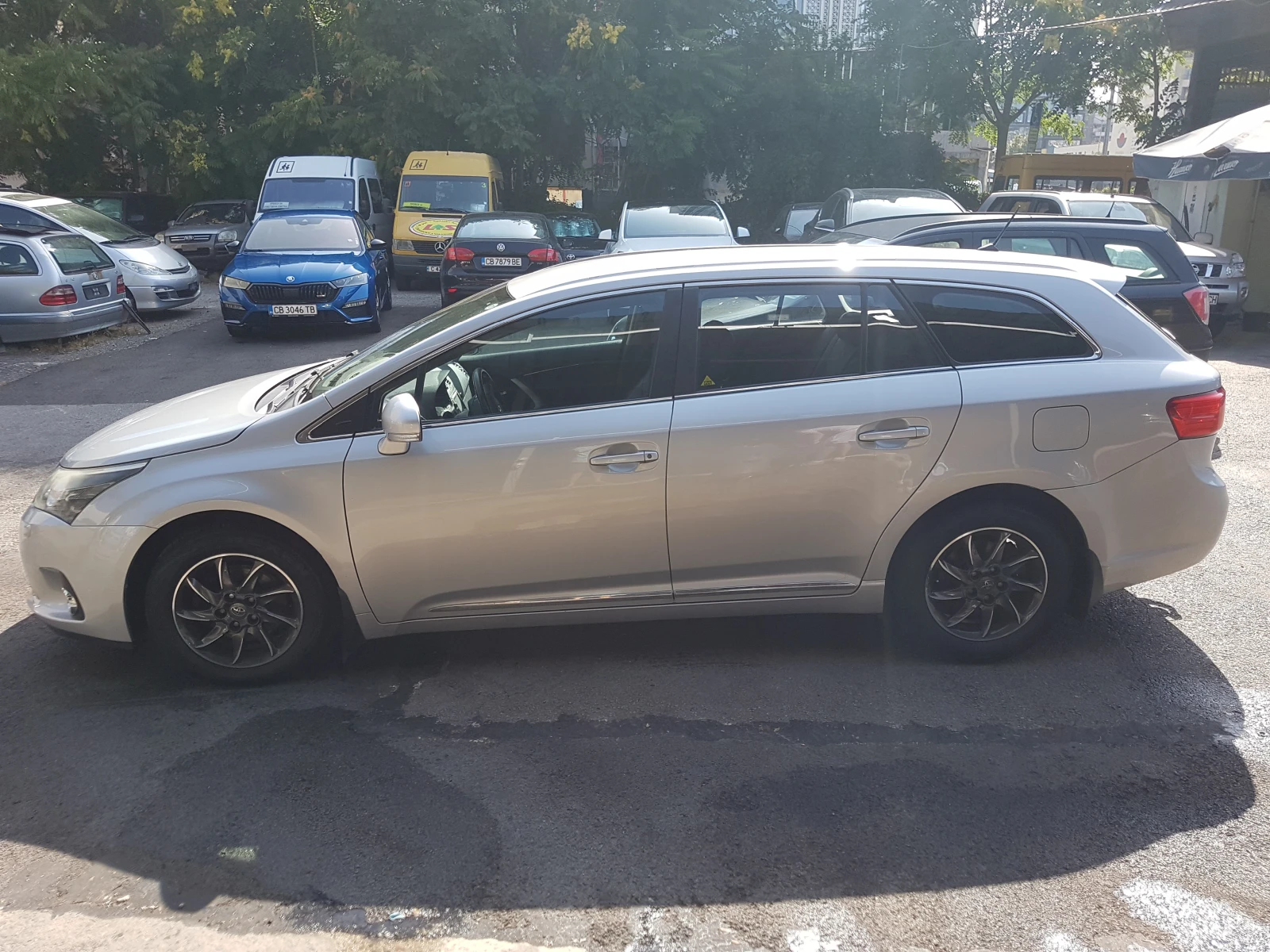 Toyota Avensis 2.2 D4D, снимка 2 - Автомобили и джипове - 55884156