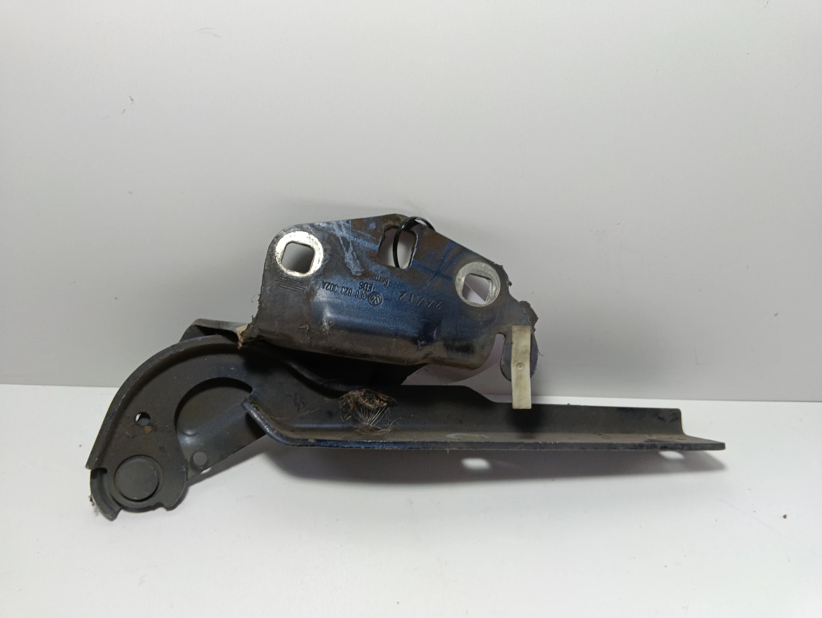 панта преден капак  дясна 3C8823302A VW Passat CC