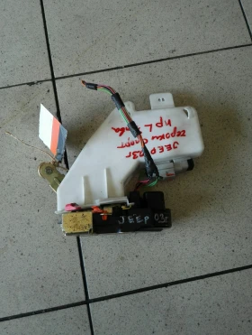 Брава врата предна лява Чероки Спорт