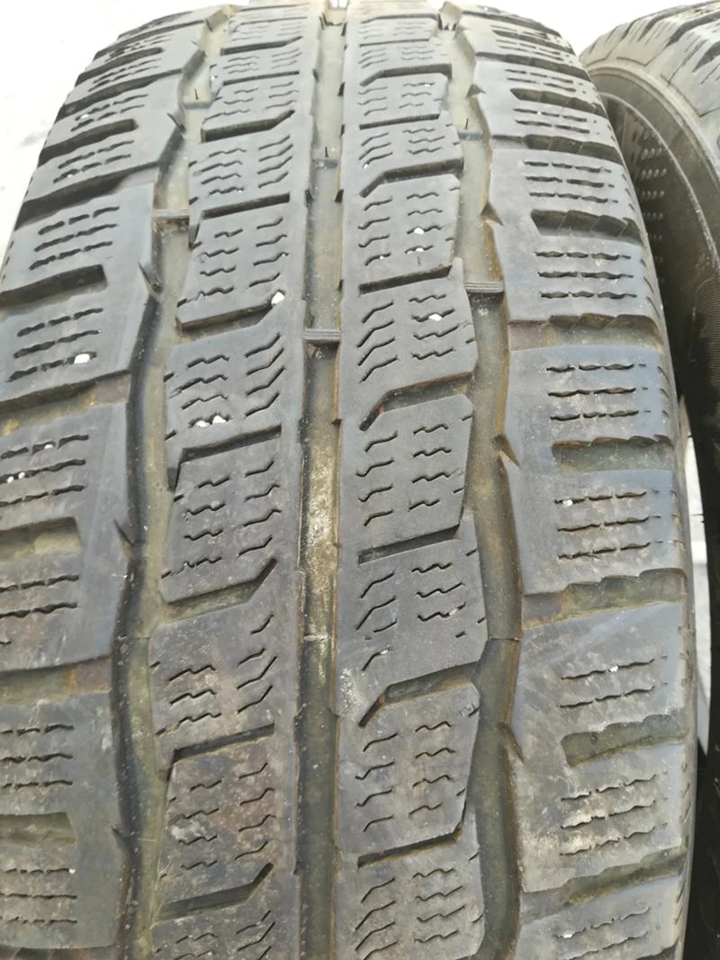 Гуми Зимни 235/65R16, снимка 2 - Гуми и джанти - 22673080