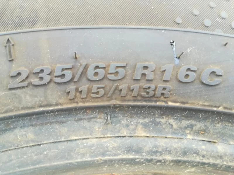 Гуми Зимни 235/65R16, снимка 5 - Гуми и джанти - 22673080