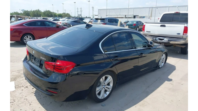 BMW 330 i  Facelift, снимка 8 - Автомобили и джипове - 47204486