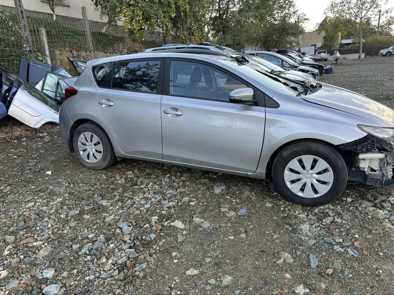 Toyota Auris НА ЧАСТИ! 1.4 d4d 90 кс, снимка 3 - Автомобили и джипове - 47874308