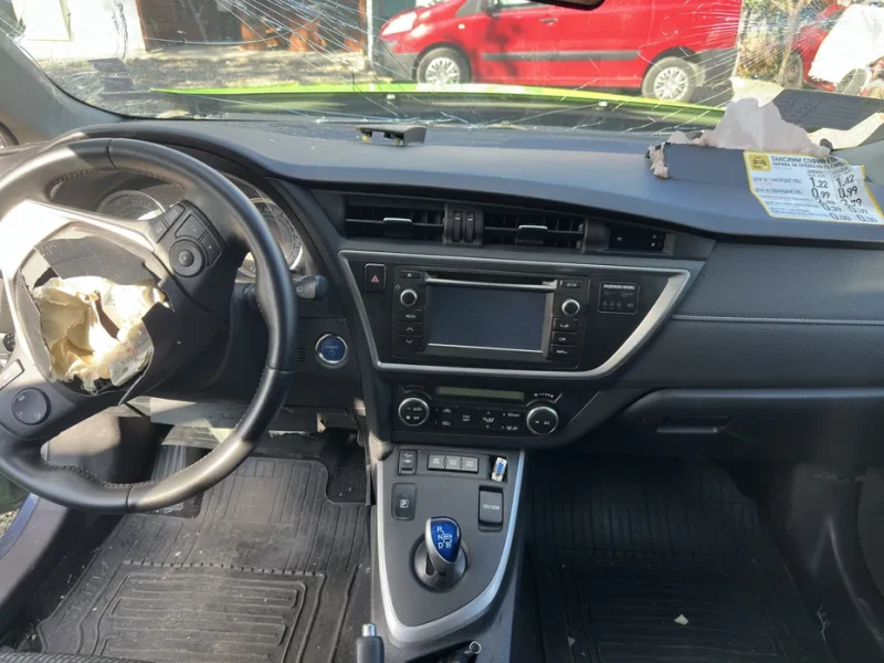 Toyota Auris НА ЧАСТИ! 1.8 hybrid, снимка 7 - Автомобили и джипове - 52726405