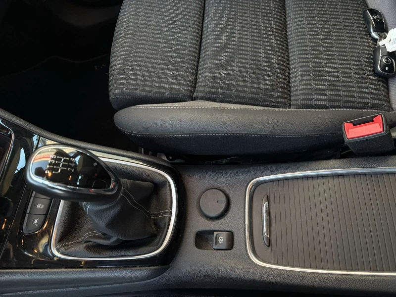 Opel Astra Sports Tourer 1.2 Turbo, снимка 14 - Автомобили и джипове - 53446105