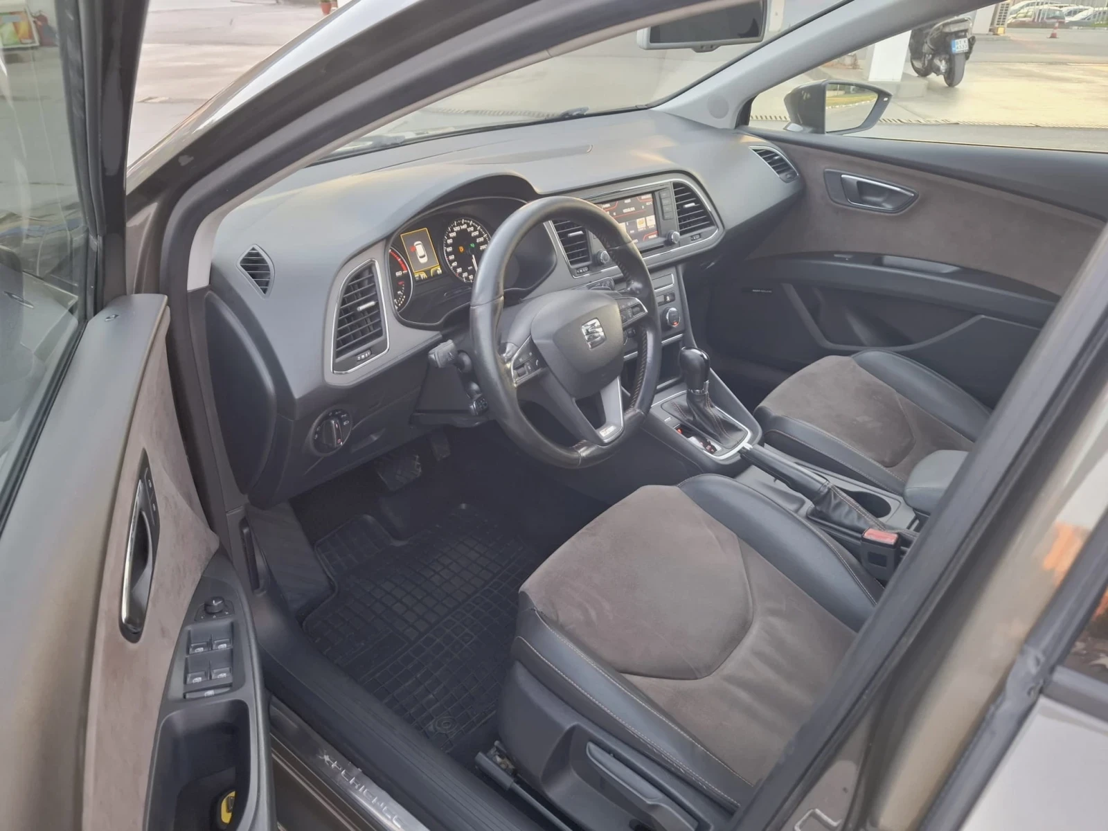 Seat Leon 2.0 TDi, снимка 8 - Автомобили и джипове - 54978469