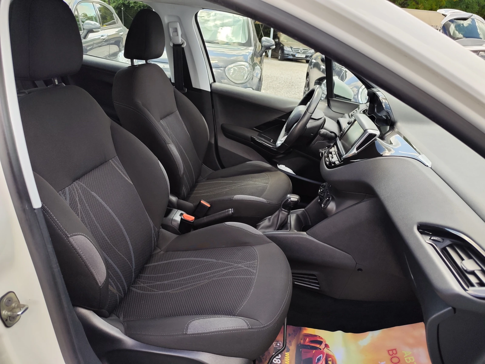 Peugeot 208 1.4 HDi* MMi* EURO 5B* KLIMA* , снимка 12 - Автомобили и джипове - 55412889