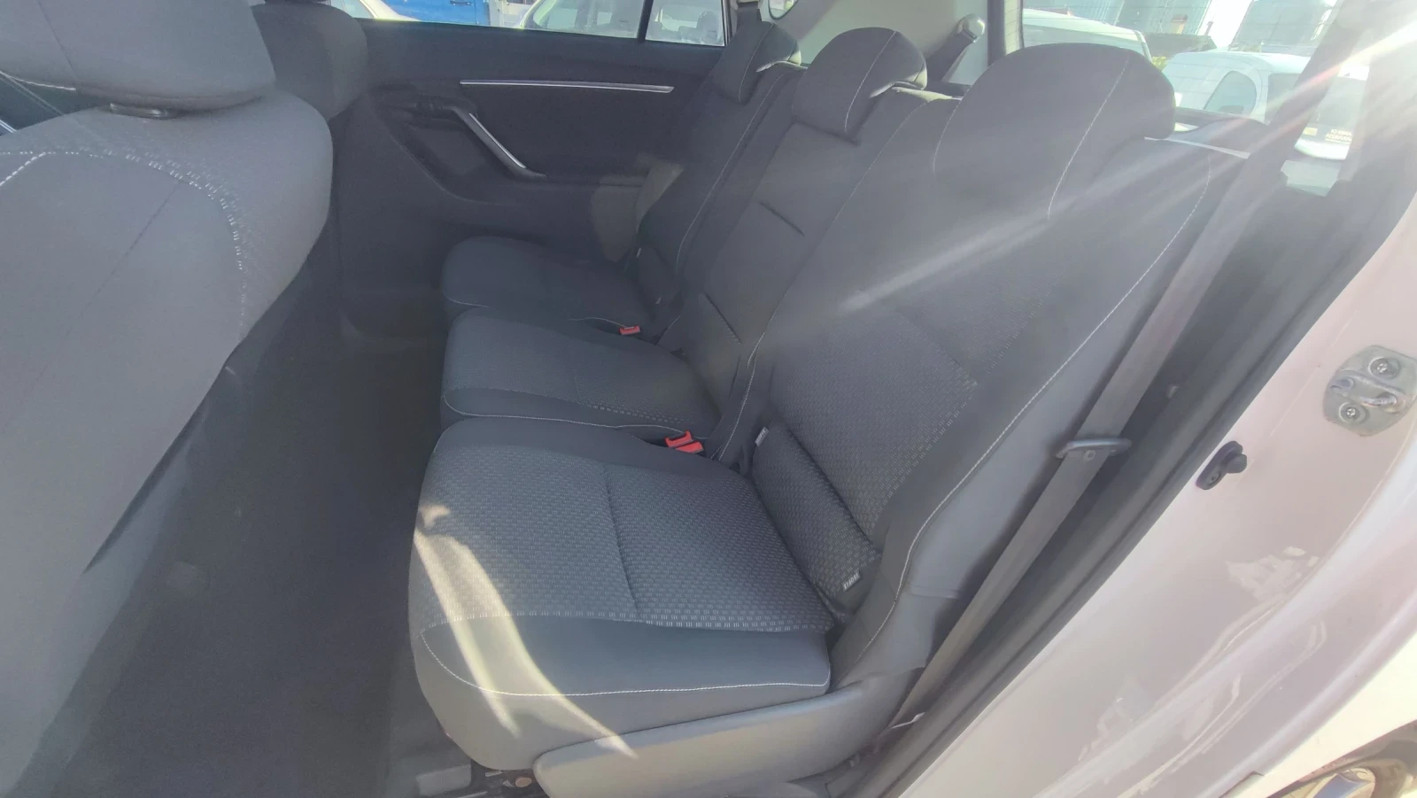 Toyota Verso 1.6i бяла перла, снимка 15 - Автомобили и джипове - 55637216