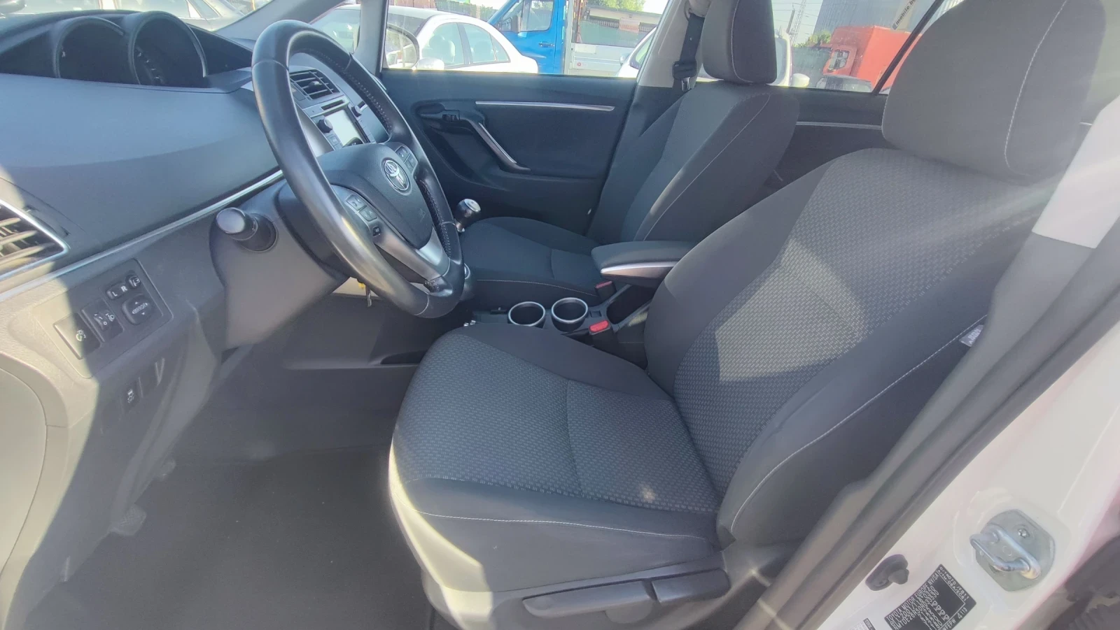 Toyota Verso 1.6i бяла перла, снимка 10 - Автомобили и джипове - 55637216