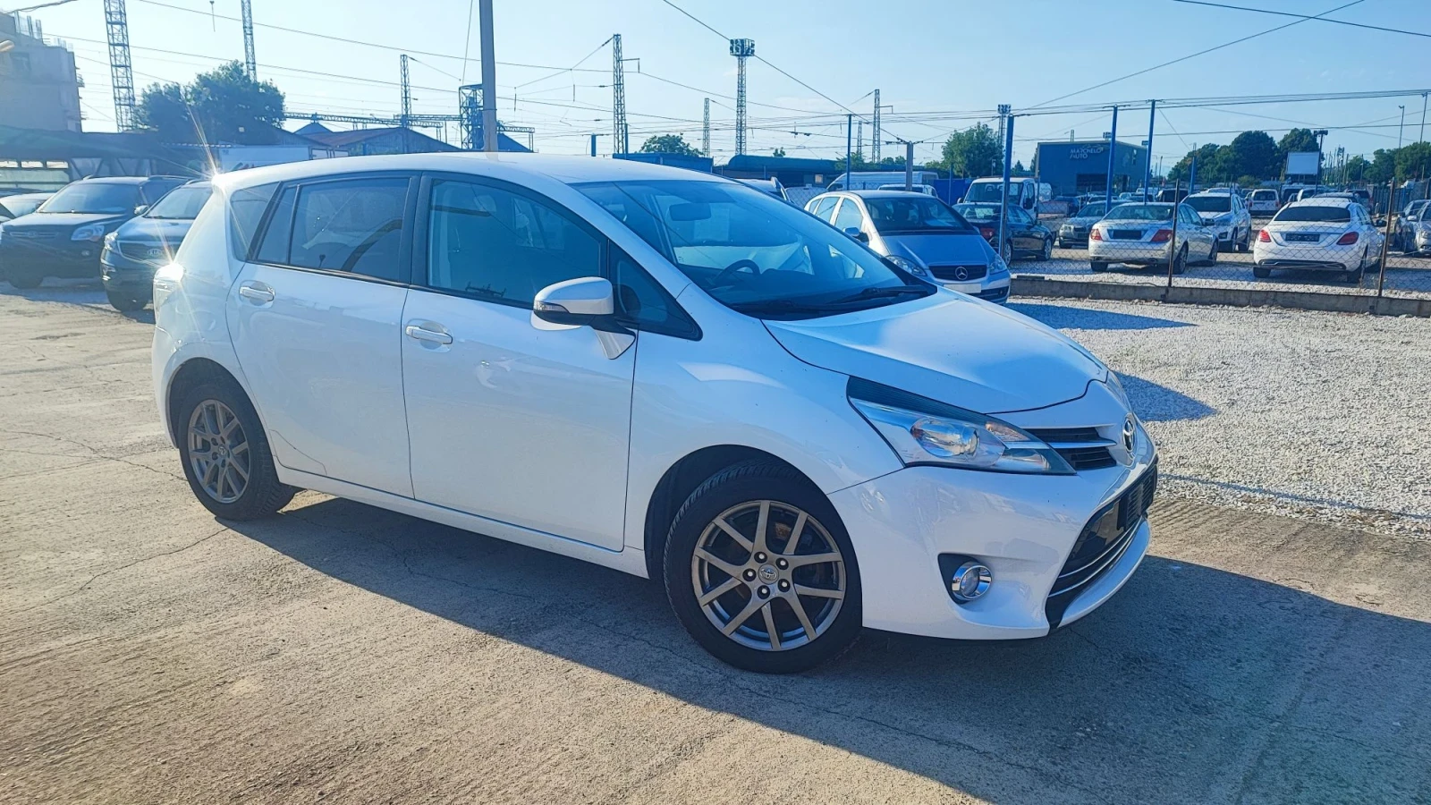 Toyota Verso 1.6i бяла перла, снимка 6 - Автомобили и джипове - 55637216