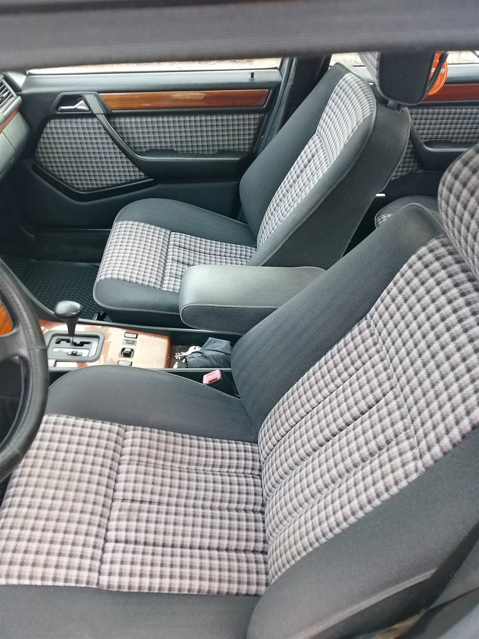 Mercedes-Benz 124 2.2i/150кс.ГАЗ.автомат., снимка 13 - Автомобили и джипове - 56153520