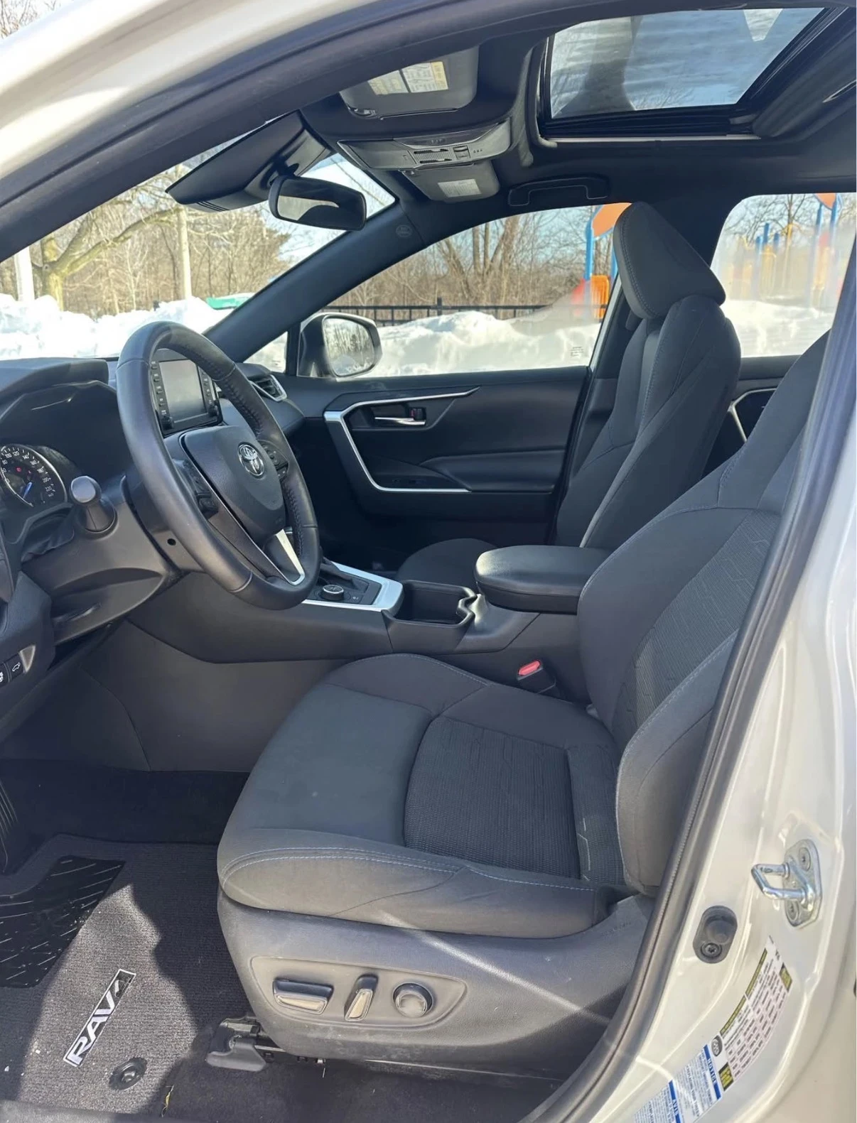 Toyota Rav4 HYBRID SE / ПЛАТНЕН САЛОН / ПОДГРЕВ / КАМЕРА / , снимка 7 - Автомобили и джипове - 54492722