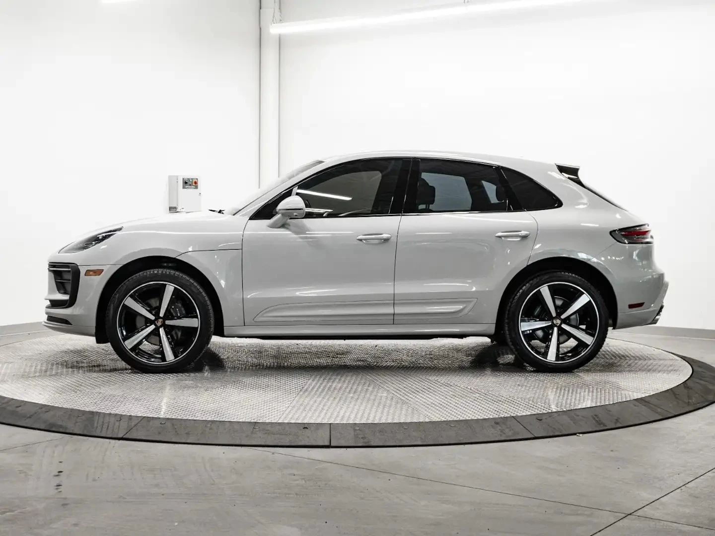 Porsche Macan PREMIUM PLUS BURMESTER ЦЕНА ДО БЪЛГАРИЯ АВТОКРЕДИТ, снимка 2 - Автомобили и джипове - 55626509