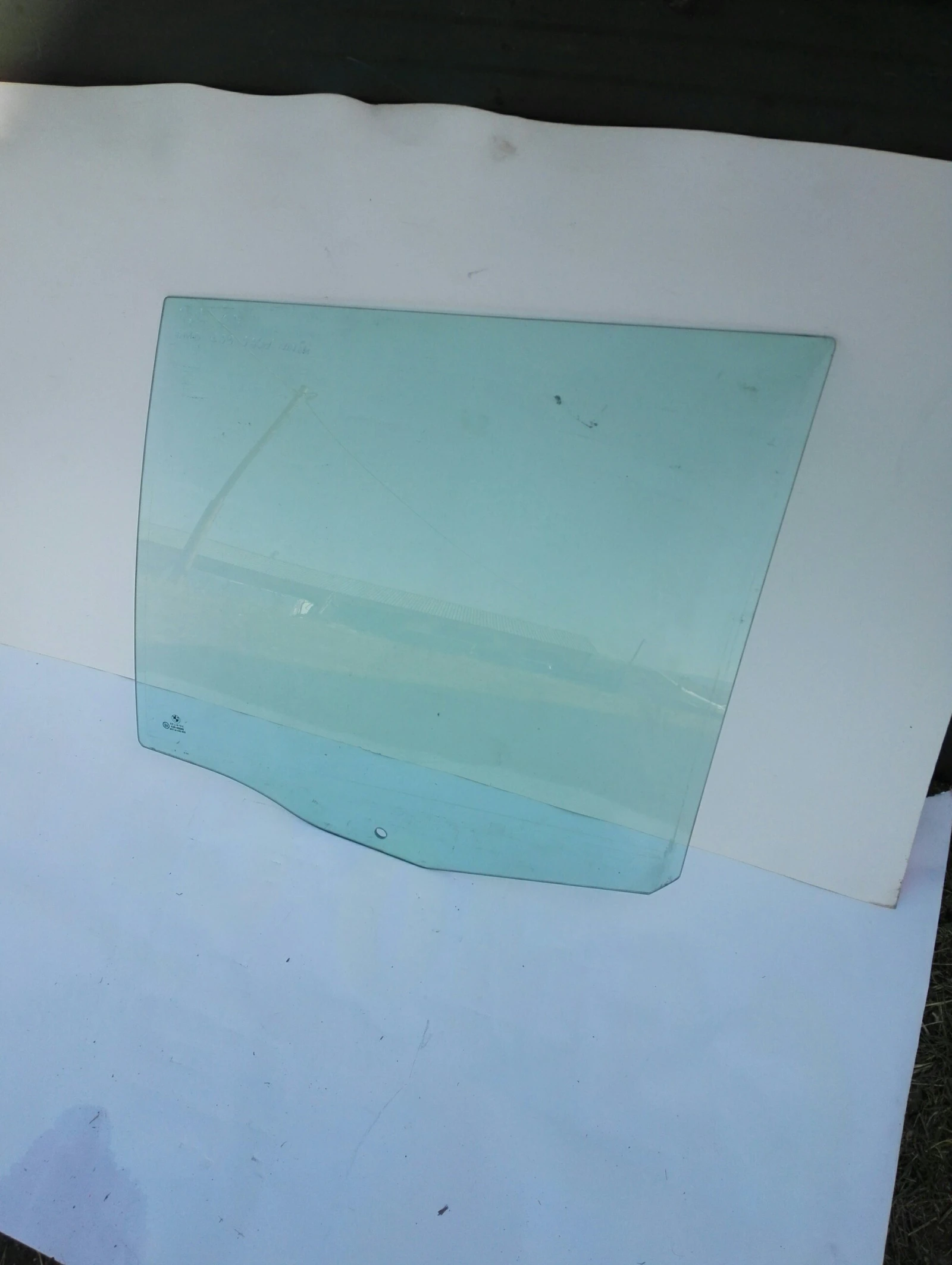 Стъкло задно ляво Бмв Е39 530д комби, снимка 1 - Части - 53549887