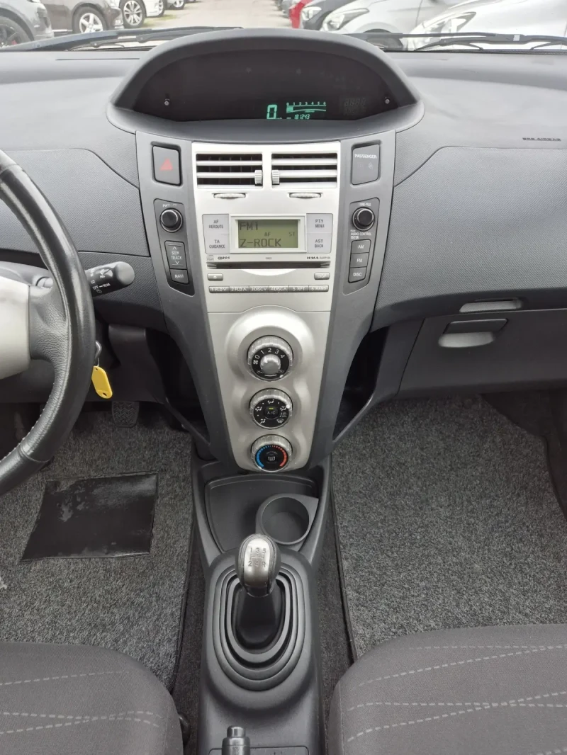 Toyota Yaris VVT-I, снимка 8 - Автомобили и джипове - 47283166