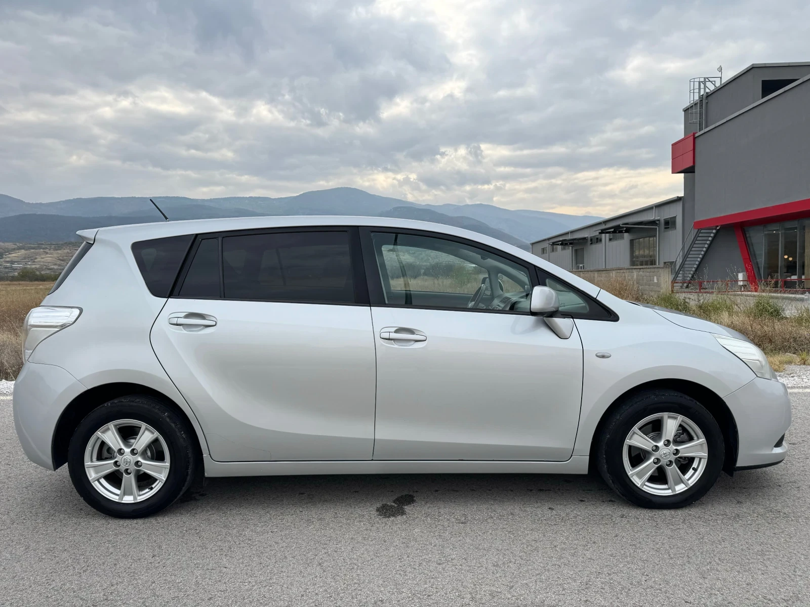 Toyota Corolla verso 2.0 D-4D 126к.с CAMERA / PARKTRONIC / KEYLESS - изображение 5