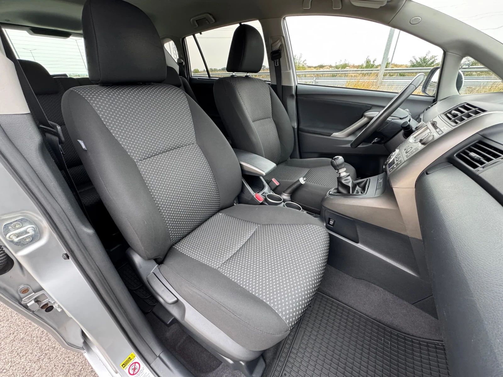 Toyota Corolla verso 2.0 D-4D 126к.с CAMERA / PARKTRONIC / KEYLESS | Mobile.bg — изображение 11