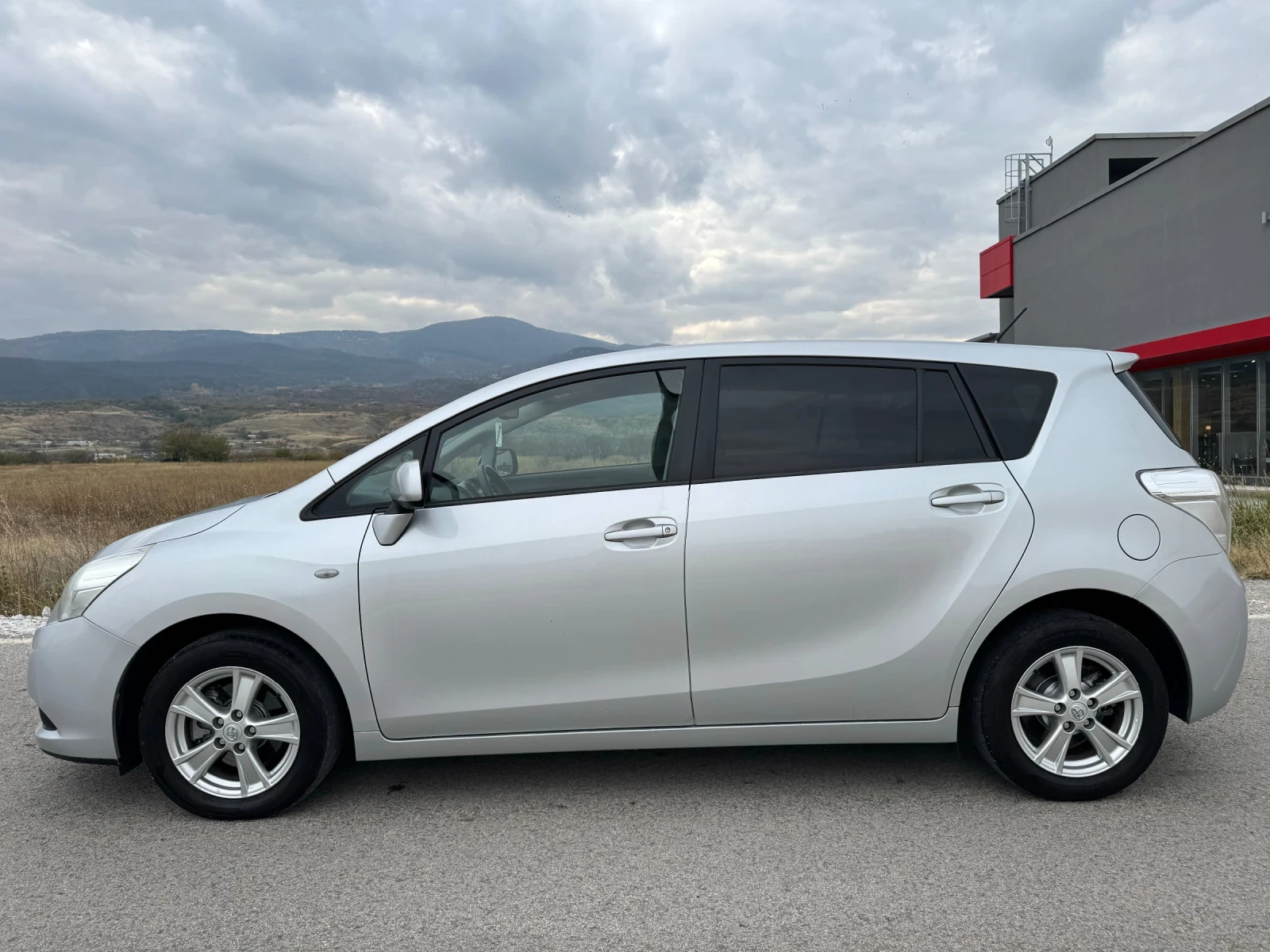 Toyota Corolla verso 2.0 D-4D 126к.с CAMERA / PARKTRONIC / KEYLESS - изображение 4
