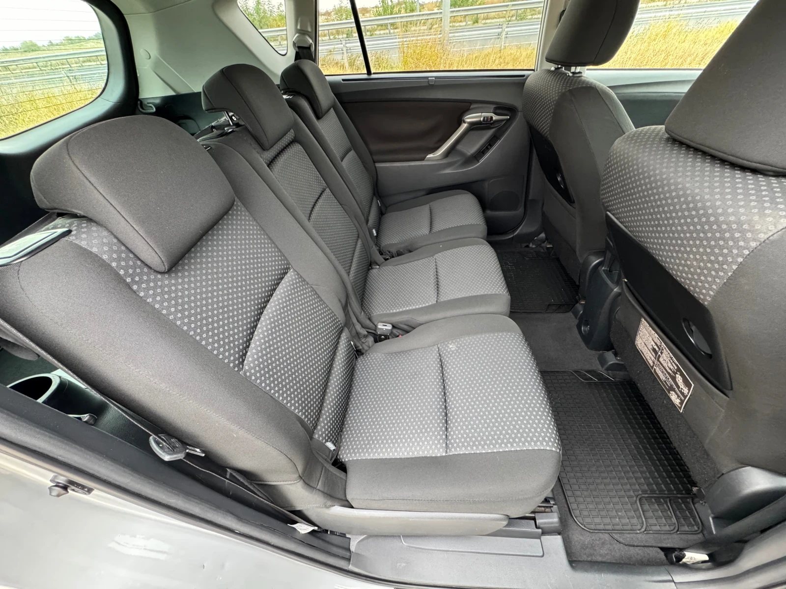 Toyota Corolla verso 2.0 D-4D 126к.с CAMERA / PARKTRONIC / KEYLESS | Mobile.bg — изображение 13