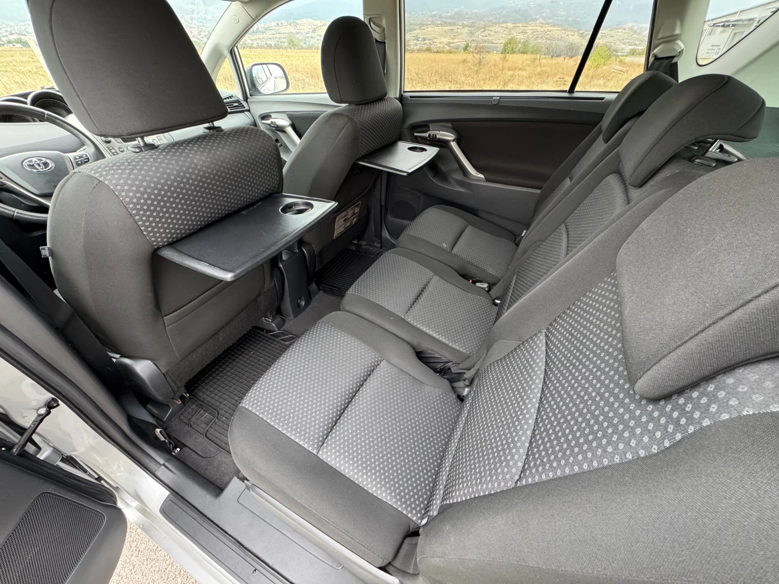 Toyota Corolla verso 2.0 D-4D 126к.с CAMERA / PARKTRONIC / KEYLESS | Mobile.bg — изображение 12