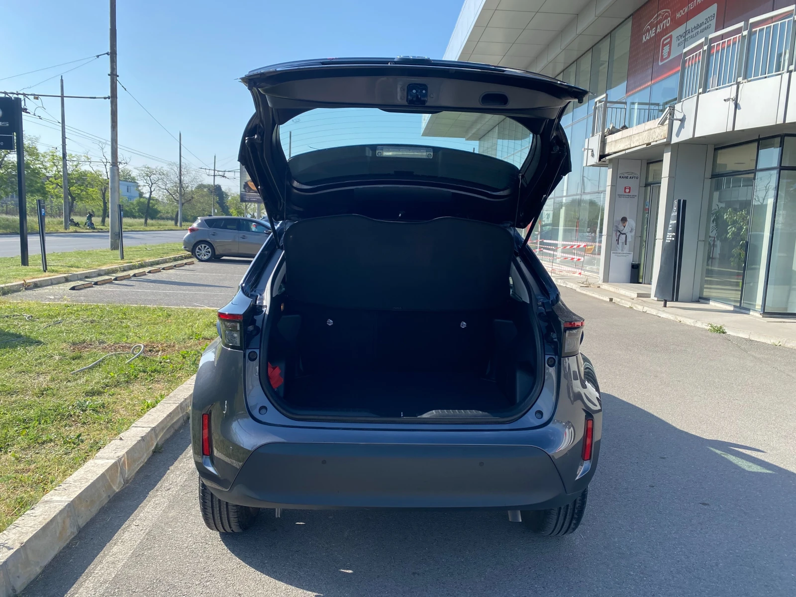 Toyota Yaris Cross 1.5 HEV Fancy, снимка 8 - Автомобили и джипове - 54538520