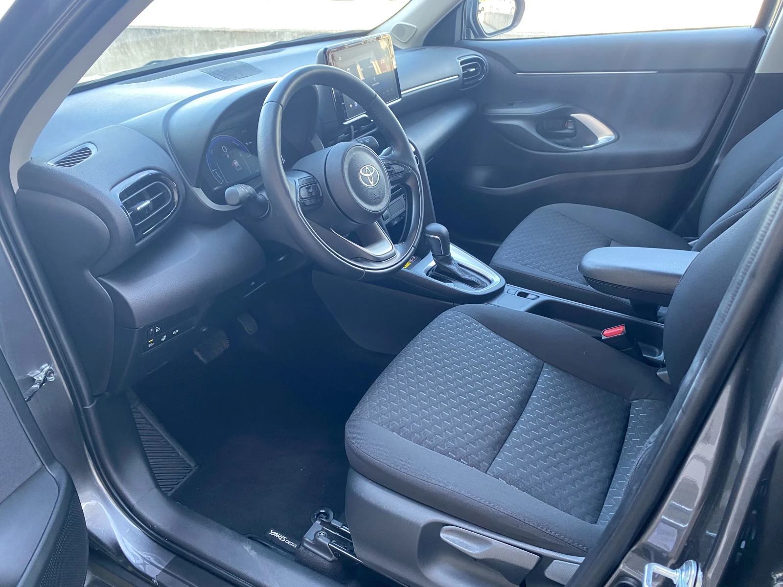 Toyota Yaris Cross 1.5 HEV Fancy, снимка 13 - Автомобили и джипове - 54538520