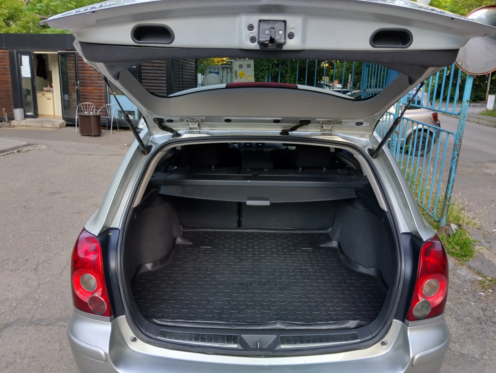Toyota Avensis 2.2 D4D, снимка 3 - Автомобили и джипове - 54918134