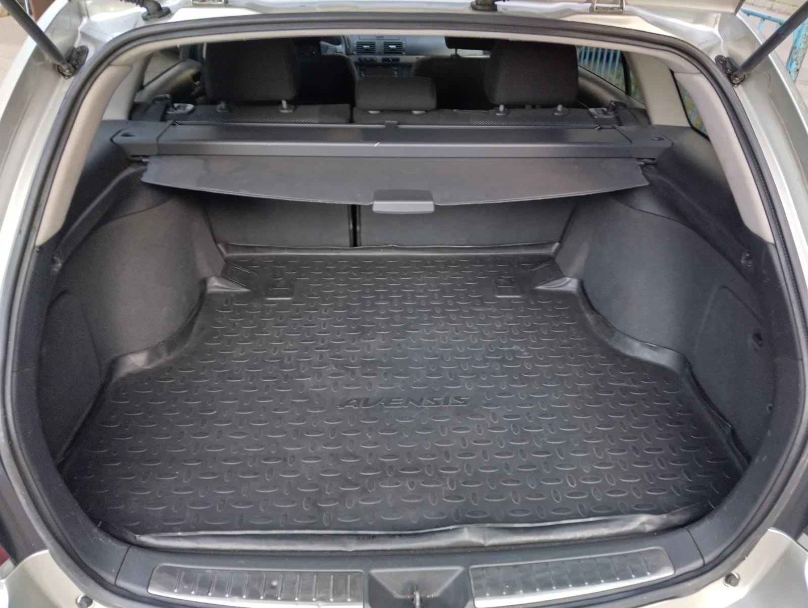 Toyota Avensis 2.2 D4D, снимка 2 - Автомобили и джипове - 54918134