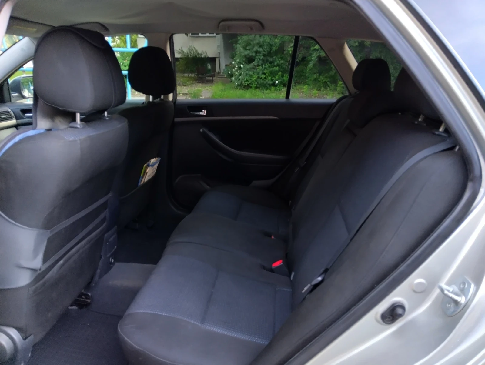 Toyota Avensis 2.2 D4D, снимка 4 - Автомобили и джипове - 54918134