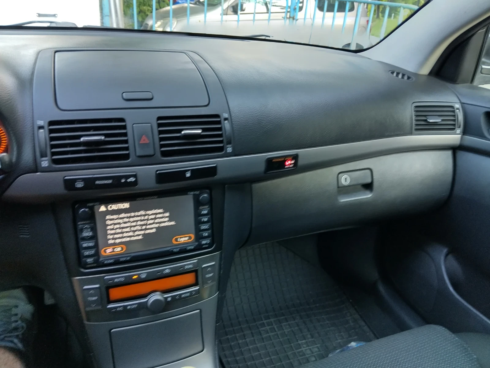 Toyota Avensis 2.2 D4D, снимка 8 - Автомобили и джипове - 54918134