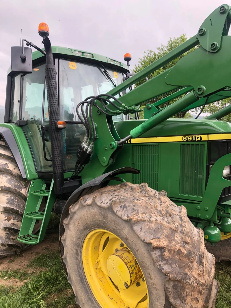 Трактор John Deere 6910
