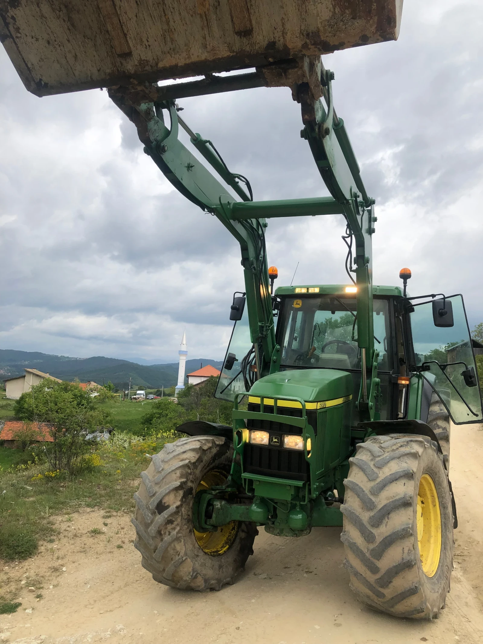 Трактор John Deere 6910 - изображение 3