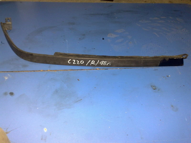 Дясна лайсна под фар за Мерцедес Ц-класа 99г.