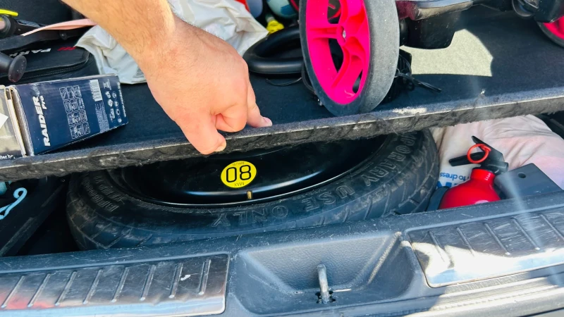 Toyota Avensis 1.8 129кс vvti, снимка 14 - Автомобили и джипове - 52382850