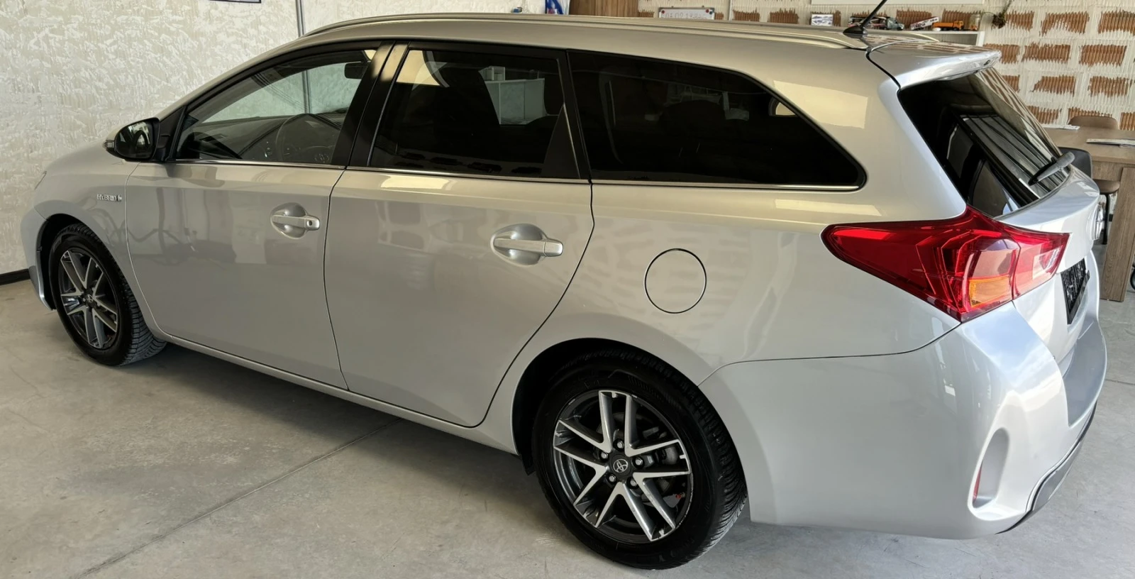 Toyota Auris 1.8 HYBRID - изображение 5