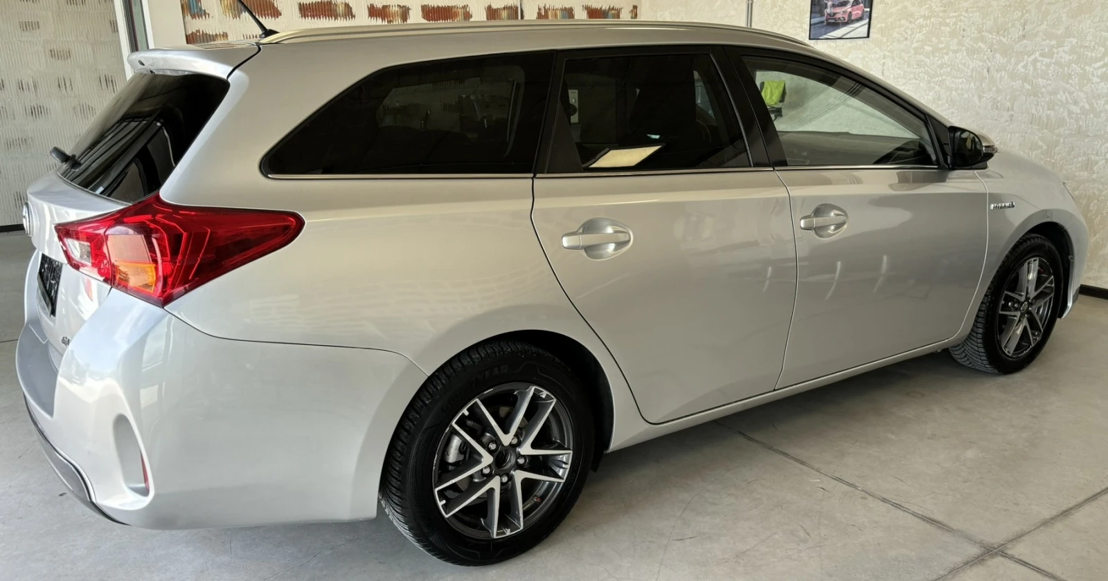 Toyota Auris 1.8 HYBRID - изображение 4