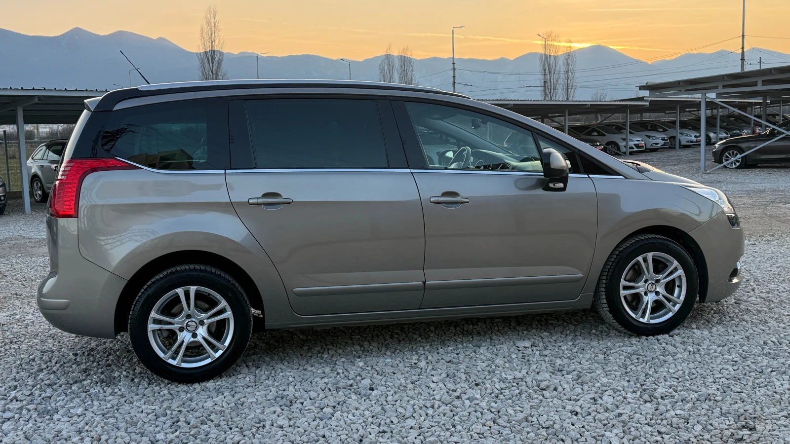 Peugeot 5008 2.0HDI/150кс/187000km/ПАНОРАМА/ВНОС ИТАЛИЯ, снимка 4 - Автомобили и джипове - 53742157