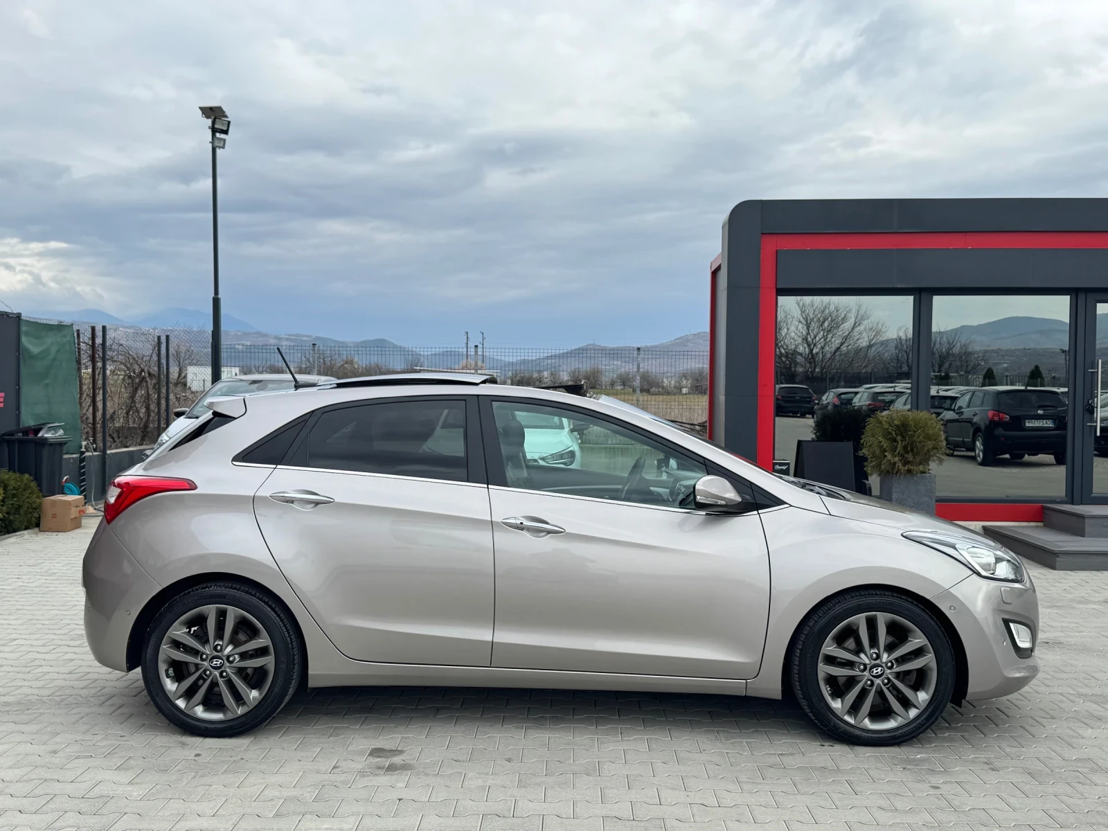 Hyundai I30 1.6CRDI AVTOMAT PANORAMA, снимка 6 - Автомобили и джипове - 53965913
