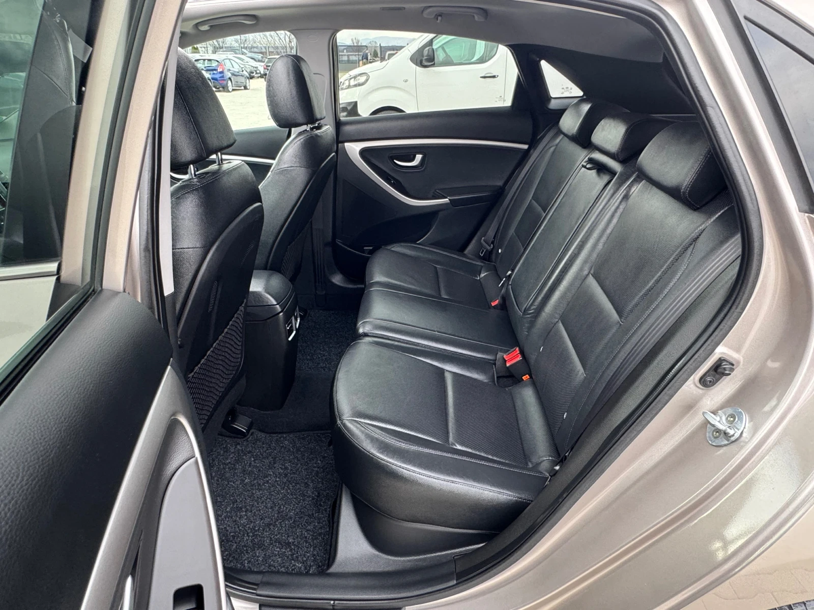 Hyundai I30 1.6CRDI AVTOMAT PANORAMA, снимка 14 - Автомобили и джипове - 53965913