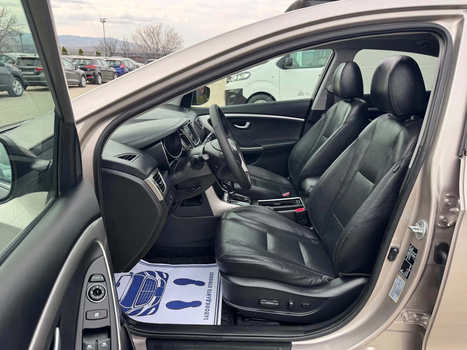 Hyundai I30 1.6CRDI AVTOMAT PANORAMA, снимка 10 - Автомобили и джипове - 53965913