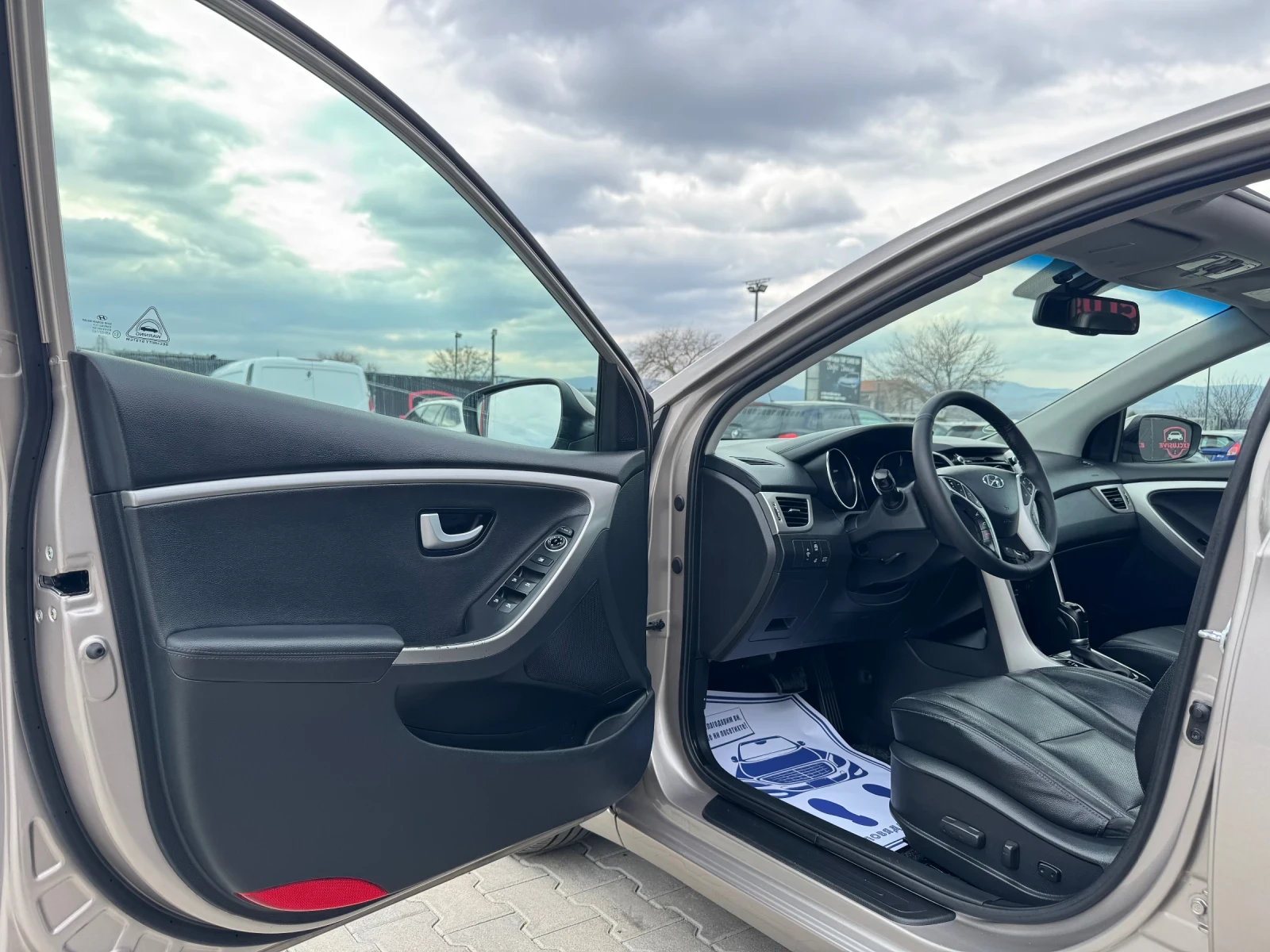 Hyundai I30 1.6CRDI AVTOMAT PANORAMA, снимка 9 - Автомобили и джипове - 53965913