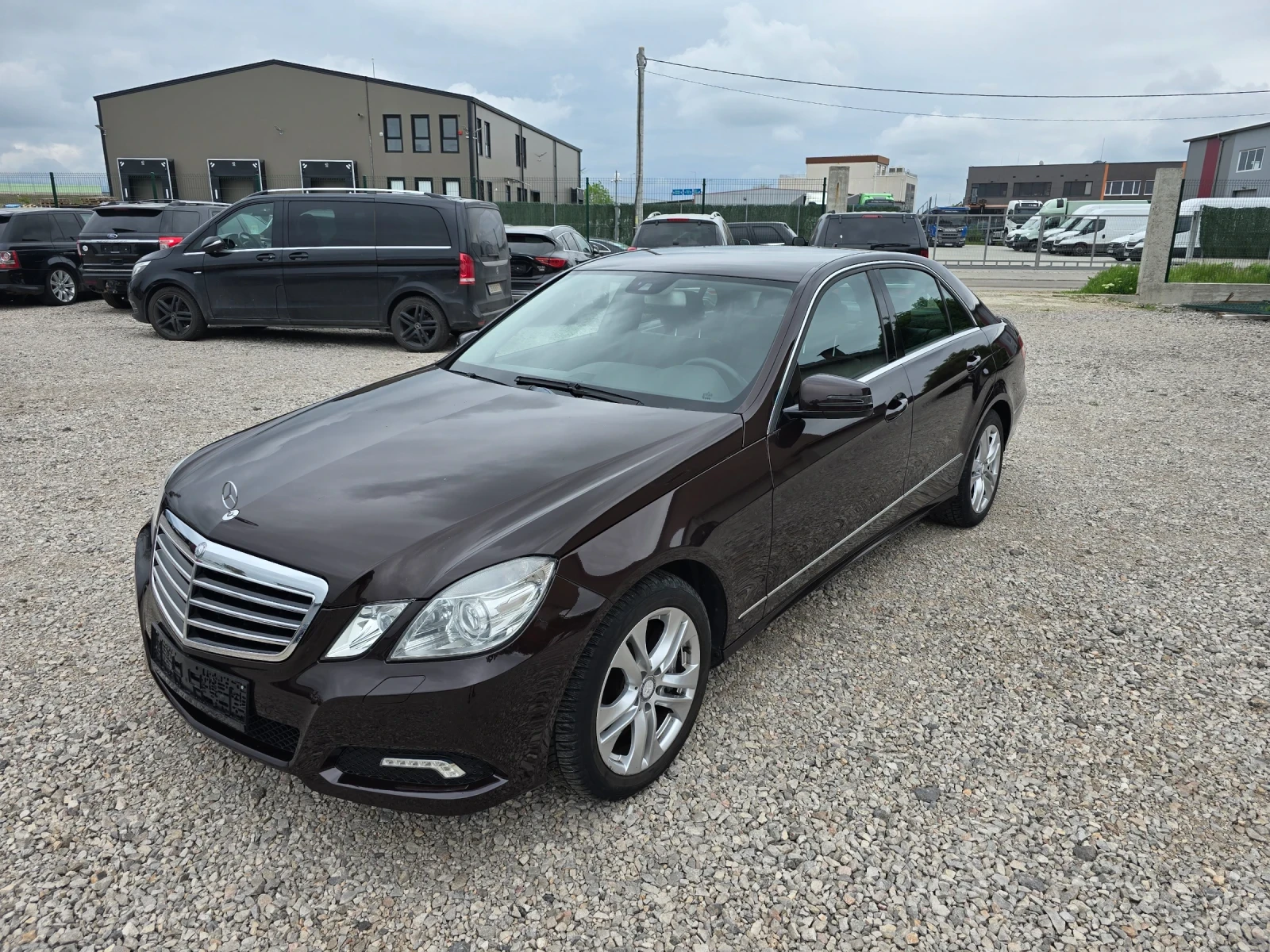 Mercedes-Benz E 500 4-MATIC, снимка 2 - Автомобили и джипове - 54482893