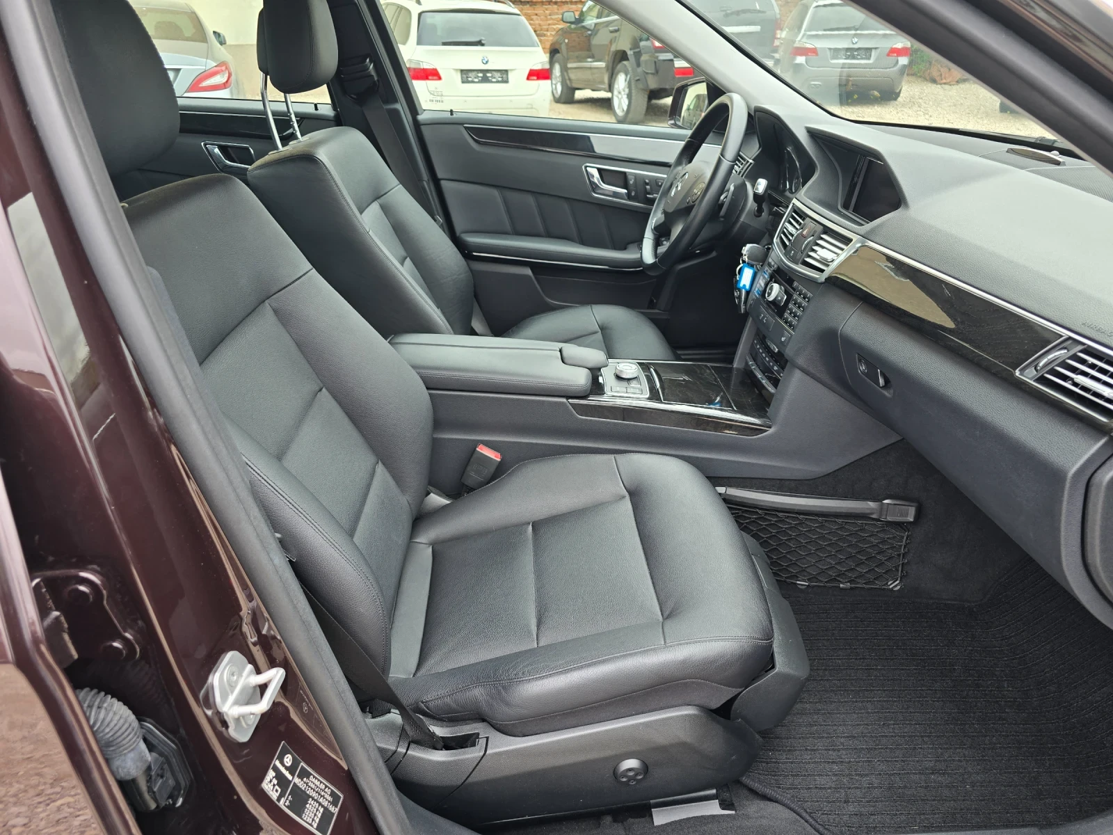 Mercedes-Benz E 500 4-MATIC, снимка 13 - Автомобили и джипове - 54482893