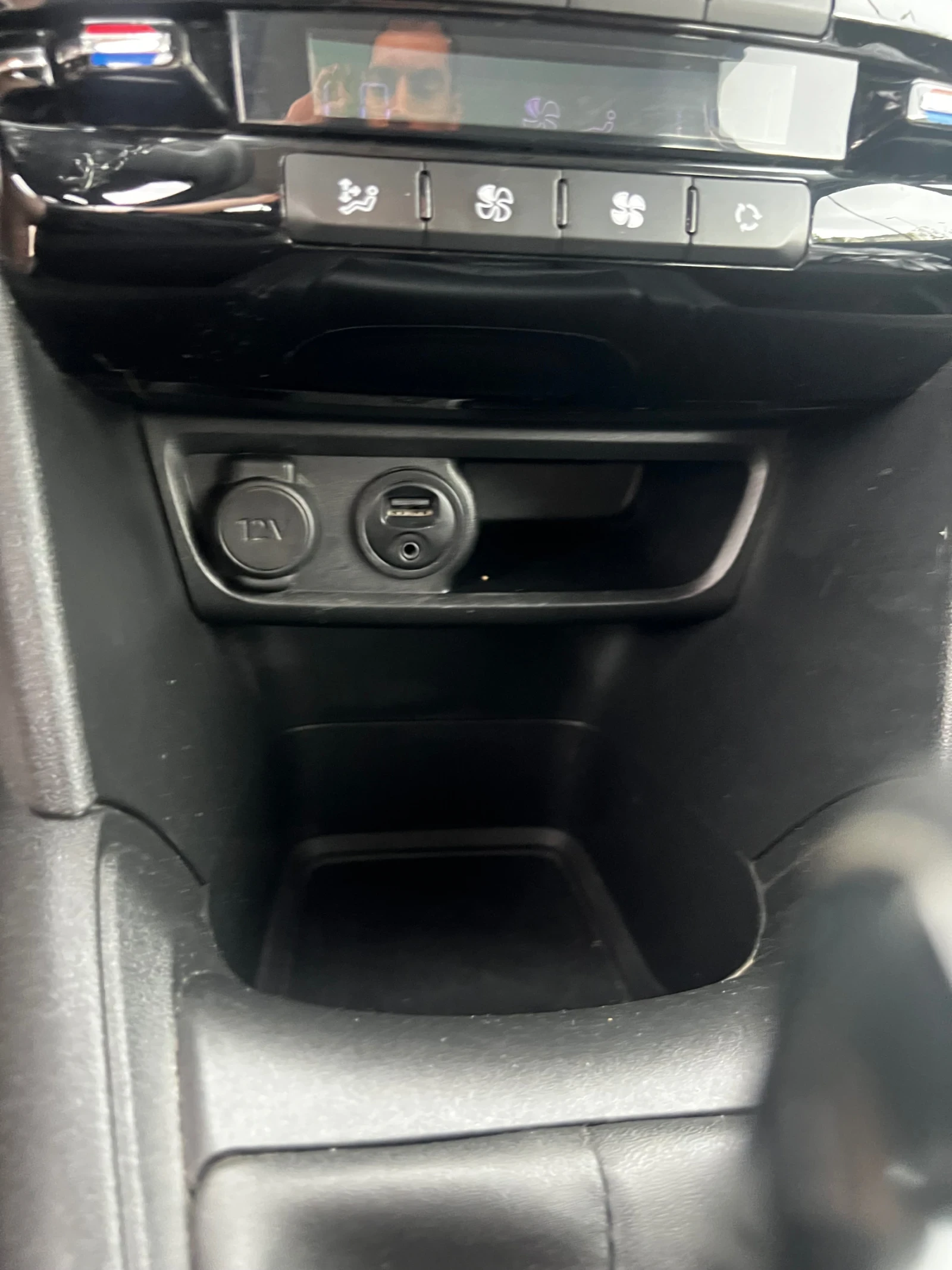 Peugeot 208, снимка 14 - Автомобили и джипове - 55084801