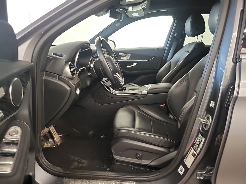 Mercedes-Benz GLC 300 AMG-Line * CARFAX * Панорама *  - изображение 10