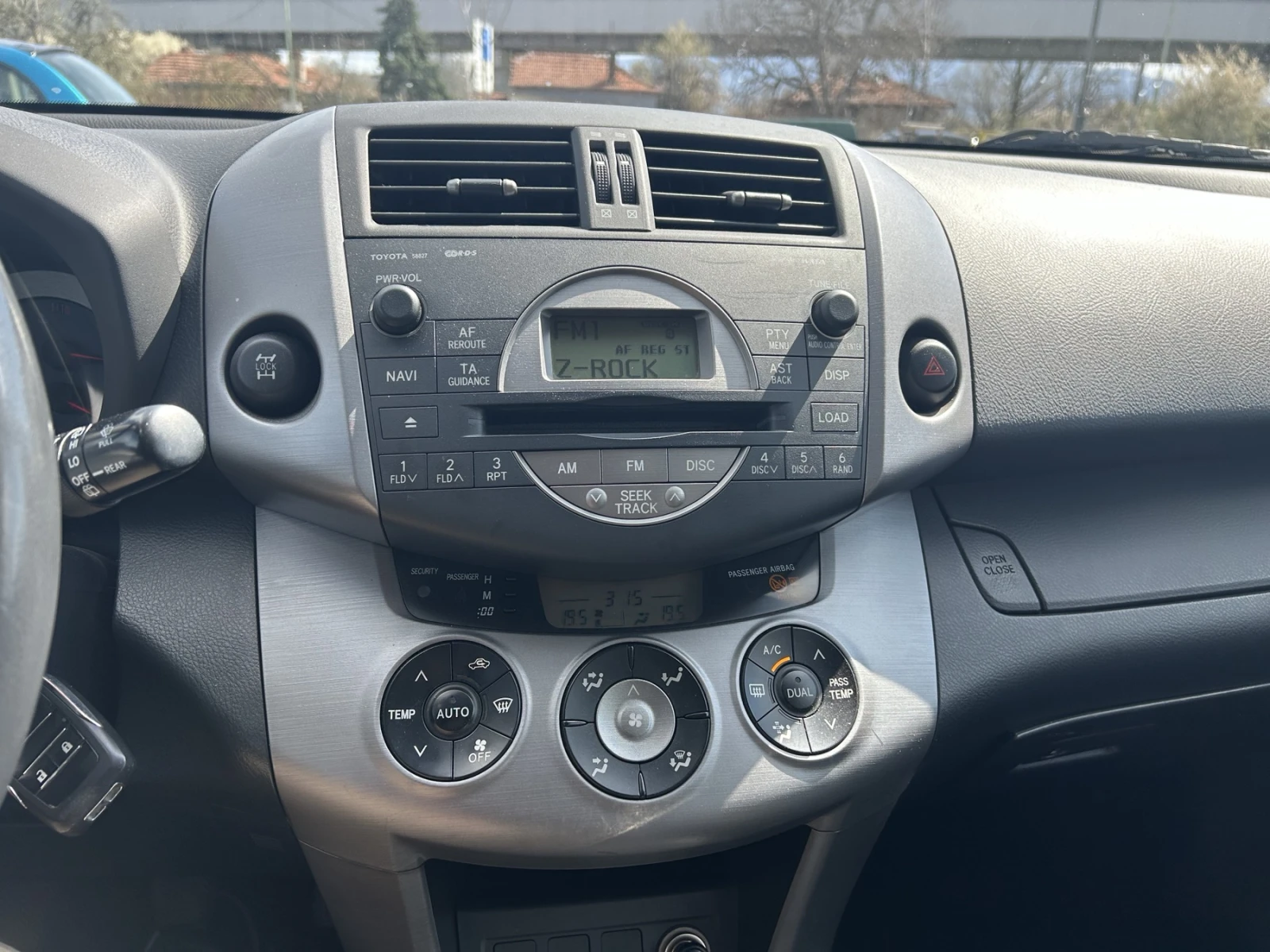 Toyota Rav4 2.2 D-4D, снимка 9 - Автомобили и джипове - 54127112